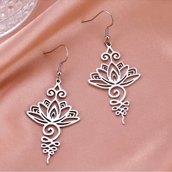 ⚜️[𝟯/$𝟮𝟴]⚜️NEW Large Lotus Stainless Steel Earrings - Picture 2 of 7